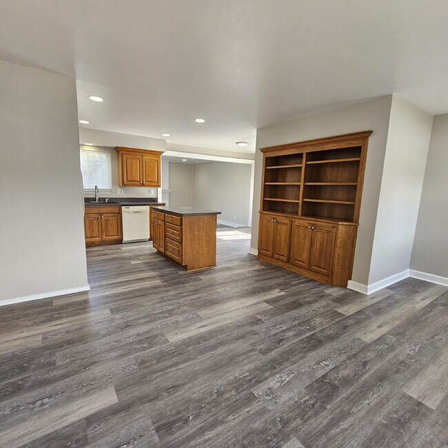 Foto del edificio - Updated 2 Bedroom Ranch with Open Living Room that Flows Through Kitchen, Dining Area to Great Ro...