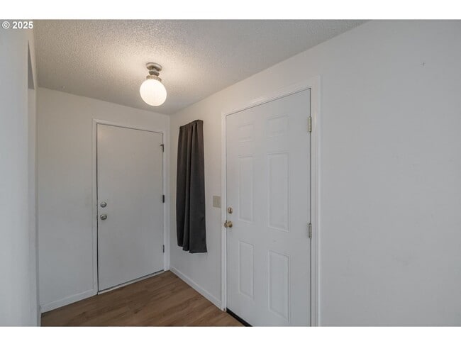Building Photo - 3-bedroom 1 bath Single Level House