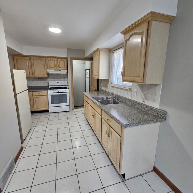 Foto del edificio - 3 Bedroom Ranch, Eat-In Kitchen, All Appliances, Big Basement with Extra Storage, 2 Car Garage.