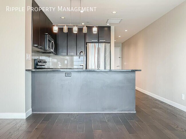 Photo du bâtiment - AMAZING 1 BED/ 1 BATH CONDO IN THE HEART OF DOWNTOWN