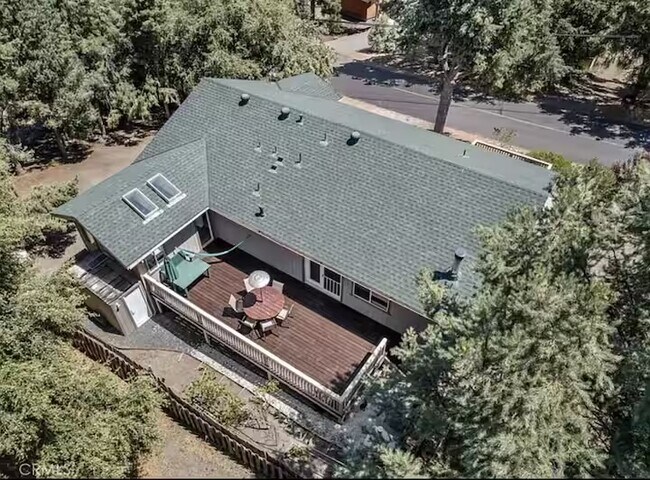 Patio trasero con valla cerrada. - 2411 Glacier Dr