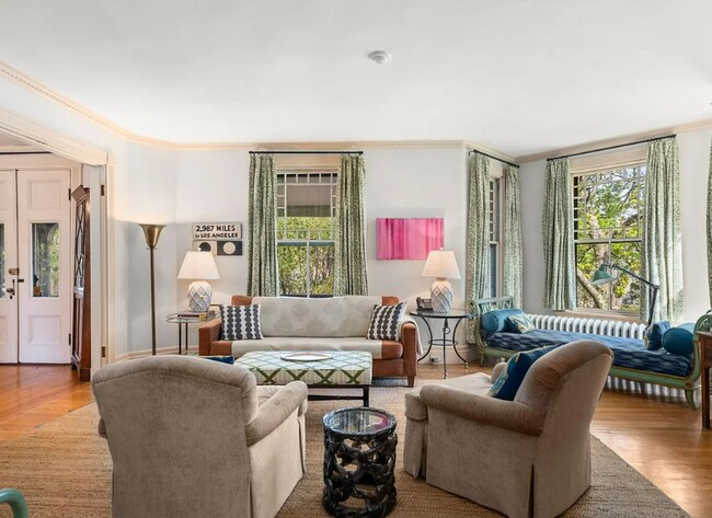 Building Photo - 7/1 Beatiful, elegant Pine Hill single fam...