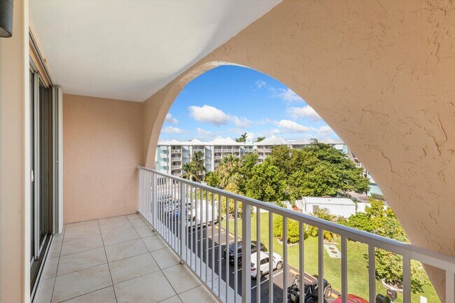 Foto del edificio - 3 Bedroom, 2 Bathroom Unfurnished Condo for a 1 year lease!