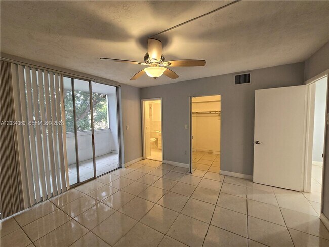 Building Photo - $1,600 1575 NE 125th Ter #304-B