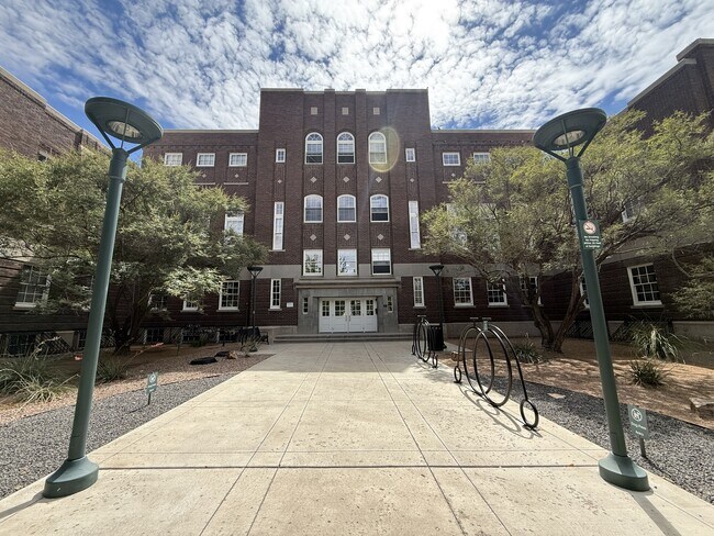 Foto del edificio - 300 Tijeras Ave NE