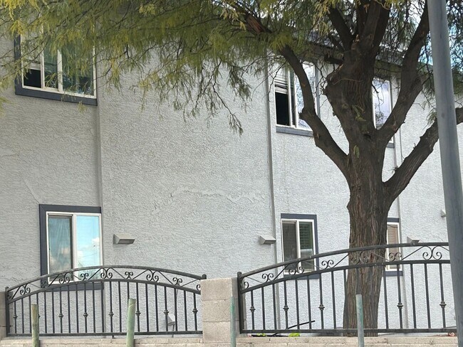 Foto del edificio - Charming 2BR Duplex in Surprise