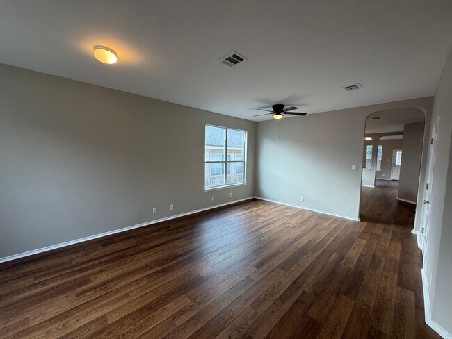 Foto del edificio - CENTRALLY LOCATED 3 BEDROOM SINGLE STORY HOME IN STEUBING RANCH SUBDIVISION*ISLAND KITCHEN