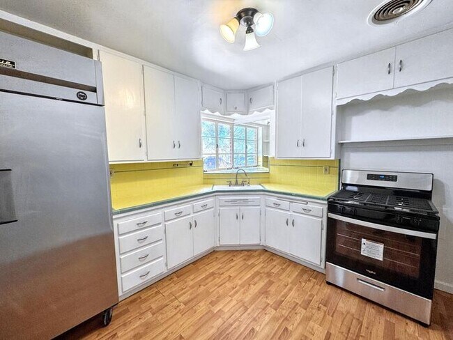 Building Photo - Charming 3-Bedroom Home in a Quiet Neighbo...