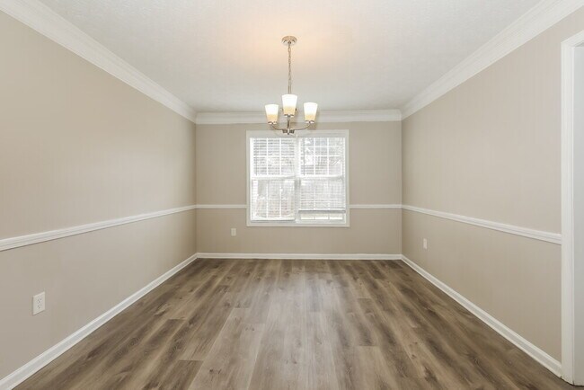 Building Photo - 733 Sinclair Way