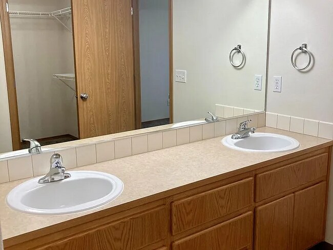 Foto del edificio - this ranch-style home features 4 bedrooms and 2 bathrooms.