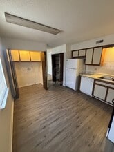 Building Photo - 1008 NE Lindsay Ave