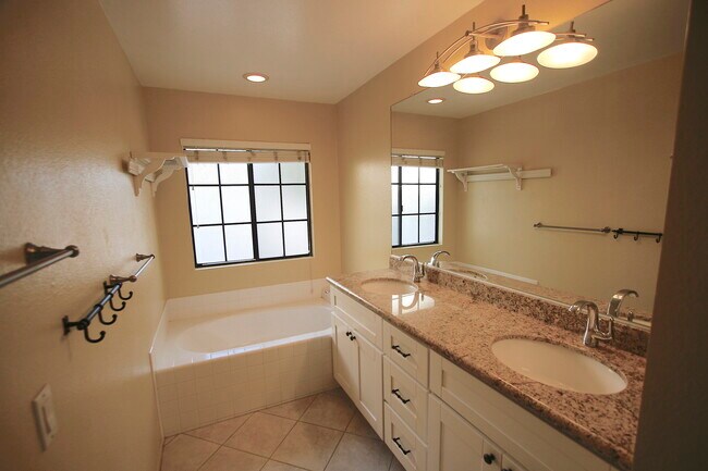 Building Photo - 3633 Seahorn Cir