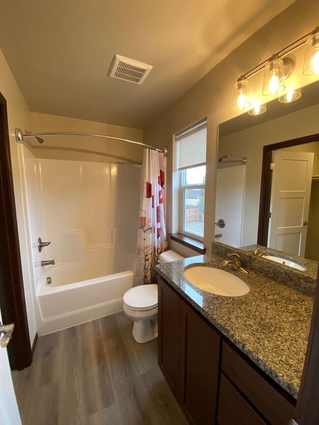 Foto del edificio - Beautiful 3 Bedroom 2.5  Bathroom Townhome w/ 2-car Garage - in the Eastmont School District!