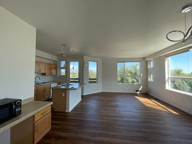 Building Photo - Beautiful and Bright 2B/2.5B off 28th and ...