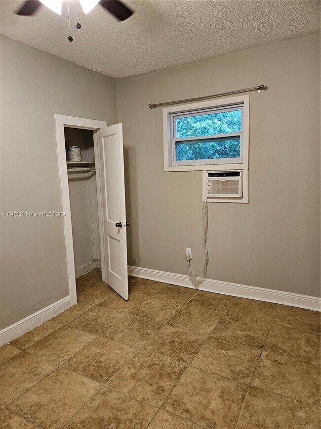 Building Photo - 1008 N 18th Ct
