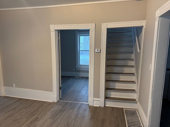 Building Photo - Charming 4-Bedroom Property in Prime Location