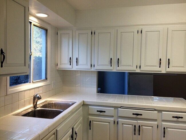 Building Photo - 711 San Ramon Dr