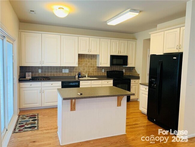 Foto del edificio - 7549 Bluff Point Ln