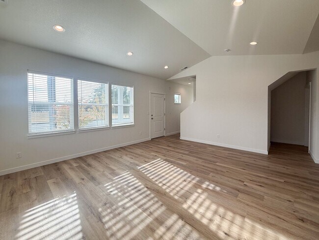 Foto del edificio - 333-337 SE Fir Villa Rd