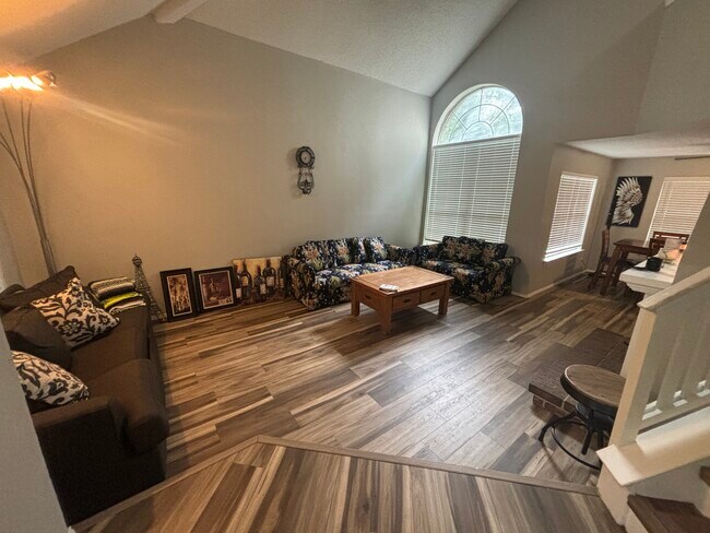 Building Photo - 2407 Bennington Dr