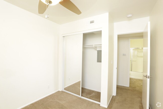 3 habitaciones, 864 ft² - Crandall Apartments - 3-Weeks Off with a 1...