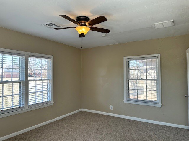 Foto del edificio - 3145 Lakeside Dr