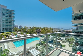 Building Photo - 13700 Marina Pointe Dr