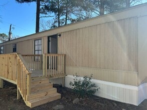 Building Photo - 17 White Oak Village