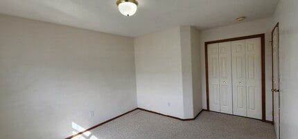 Building Photo - 1326 S Skyline Dr
