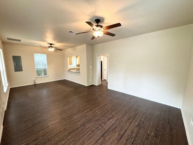 Foto del edificio - Updated 4 Bed 2.5 Bath Home - Close to TWU!