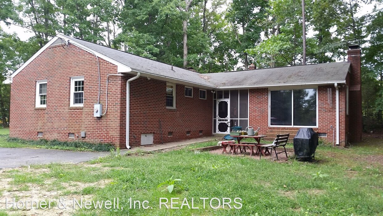 Building Photo - 3 br, 1.5 bath House - 3210 Old Courthouse...