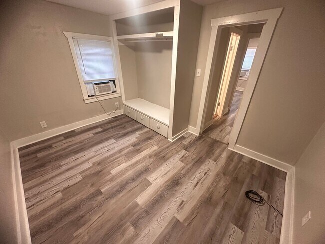Building Photo - $725 - 2 bedroom/ 1 bathroom - Recently Re...
