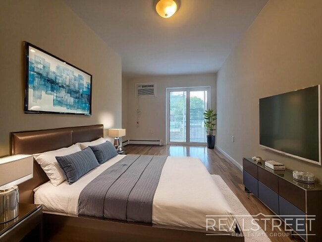 Building Photo - Spacious 2-3 Bed, 2 Bath Apartment with In...