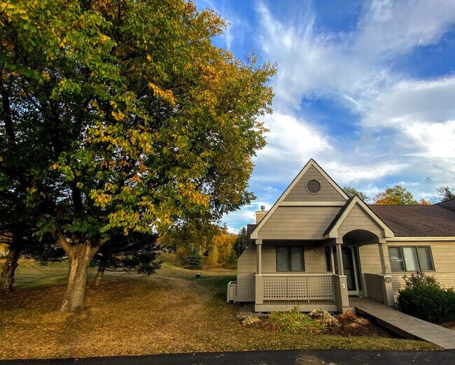 Building Photo - 4 Fairway Dr