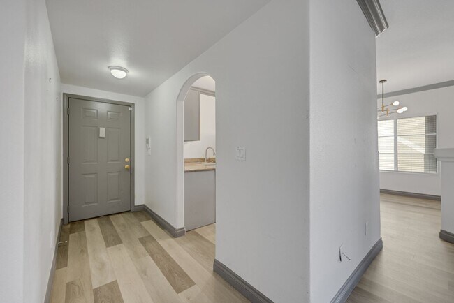 Foto del edificio - Gorgeous highly upgraded 2 bedroom condo