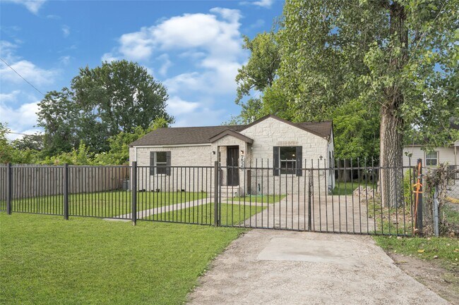 Building Photo - 7526 Bywood St