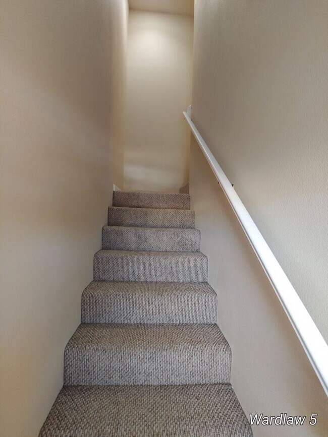 Building Photo - Charming Townhouse In Middletown