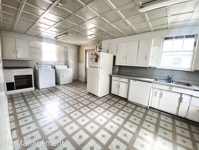 Building Photo - 4 br, 2 bath House - 311 W Fowler Ave