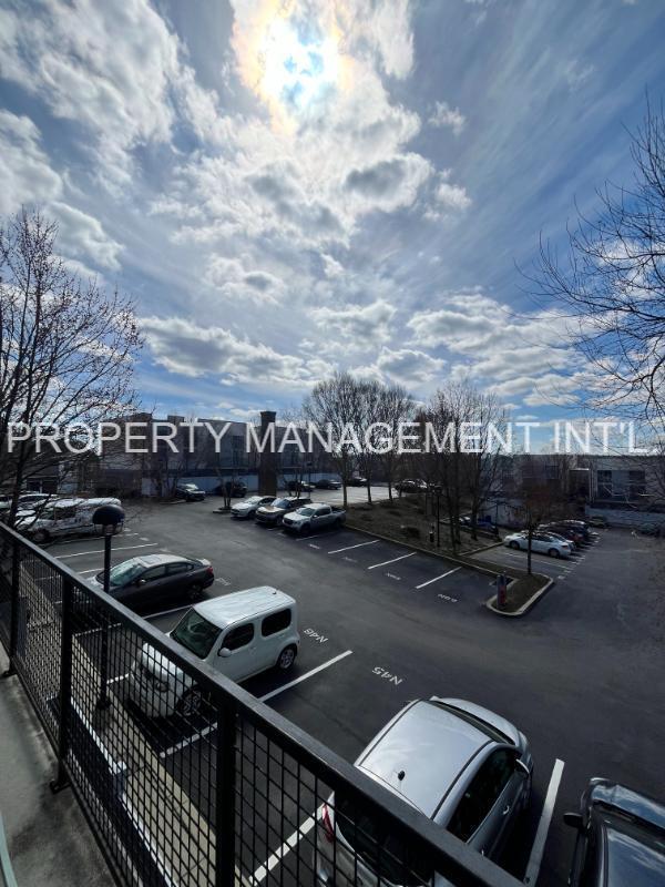 Building Photo - Stunning 3-bedroom, 3-bathroom apartment