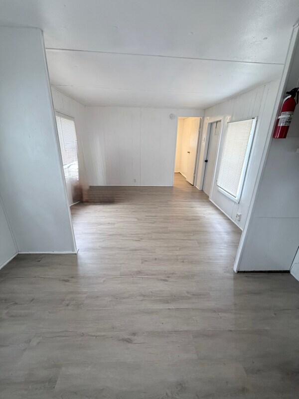 Foto del edificio - 215 Weeks Rd