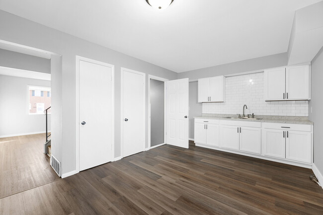 Building Photo - CHLOE TOWNHOMES (4PLEX 417 BARNETT)