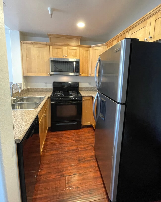 Building Photo - 5330 Satsuma Ave