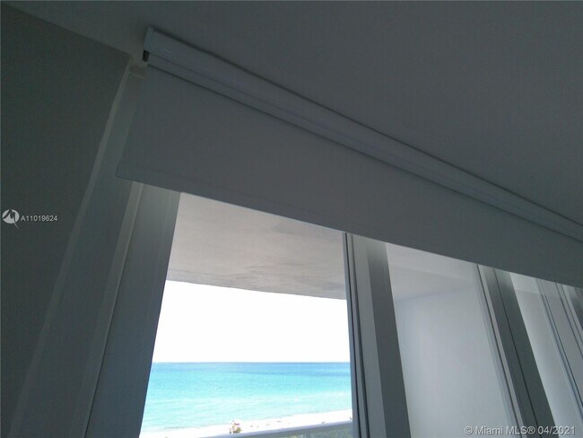 Foto del edificio - 5005 Collins Ave