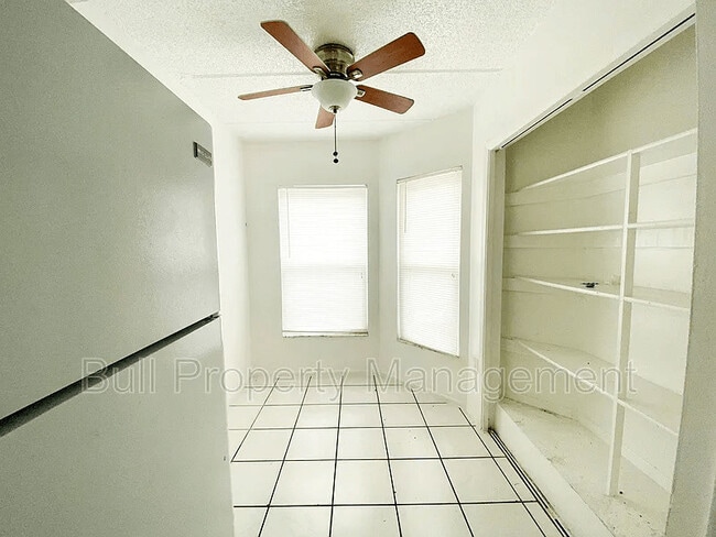 Foto del edificio - 6503 Dumont Ave