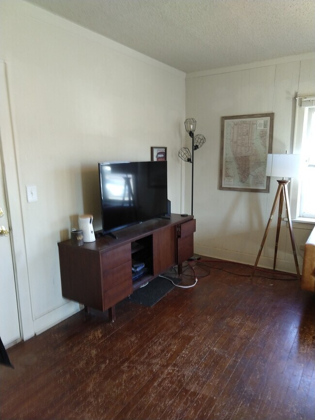 Living room - 2601 N Walker Ave