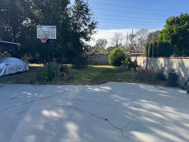 Foto del edificio - 7151 N Muscatel Ave