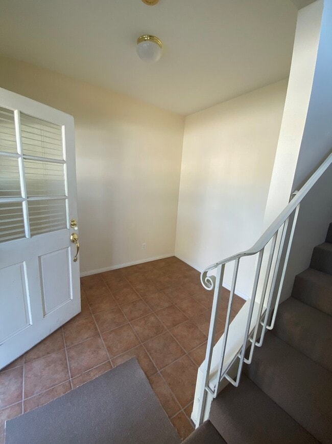 Building Photo - Santa Barbara - Cute two bedroom, one bath...