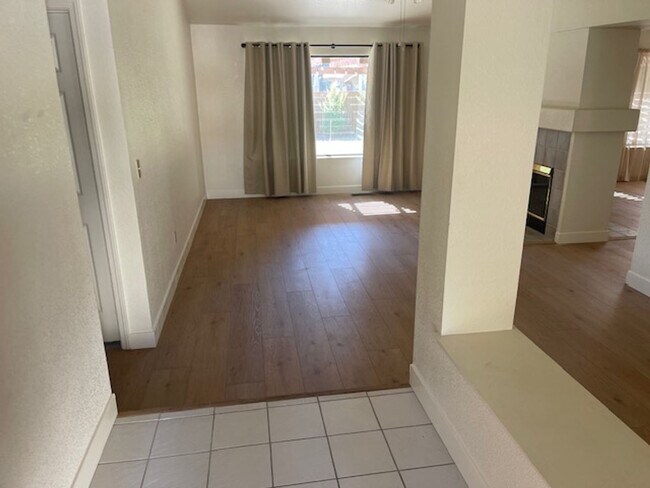 Foto del edificio - Vacaville single story home with3 car garage.