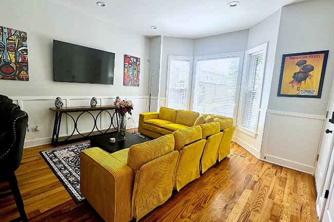 Foto del edificio - 6613 S Langley Ave