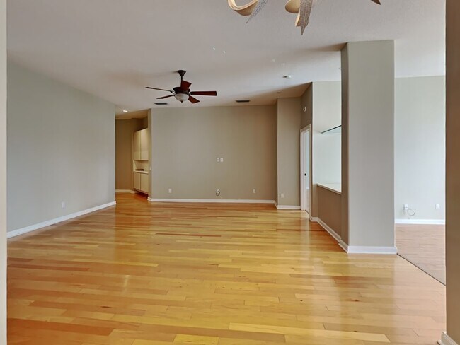 Foto del edificio - 200 Hampton Pl